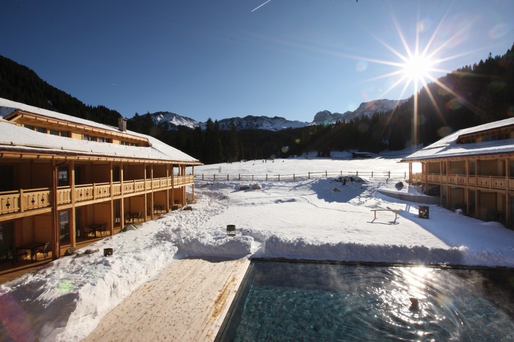Aussenpool_im_Winter__Tirler_Dolomites_Living_Hotel_