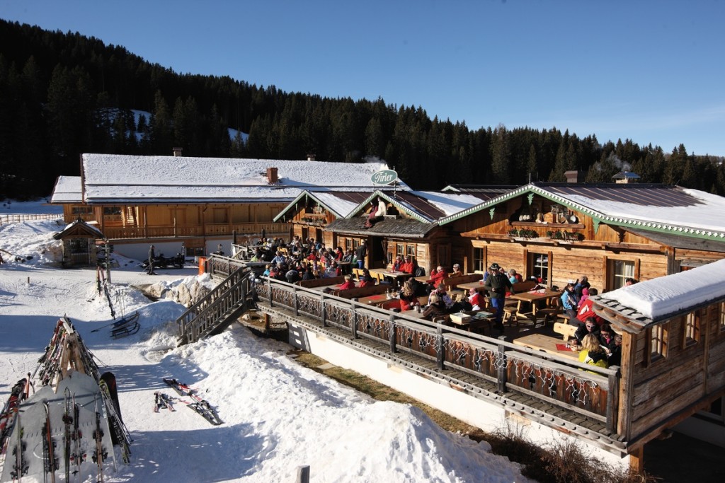 Terrasse_im_Winter_mit_Gaesten__Tirler_Dolomites_Living_Hotel_
