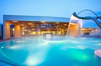 Copyright Parktherme Bad Radkersburg_Fotograf Harald Eisenberger_Winter Vitalbecken Außen