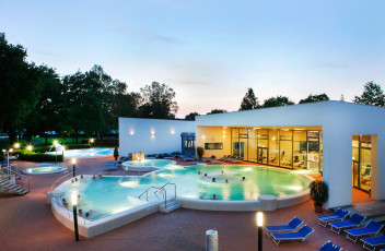 Copyright Parktherme Bad Radkersburg_Harald Eisenberger_Sommerdämmerung Quellbecken_high res