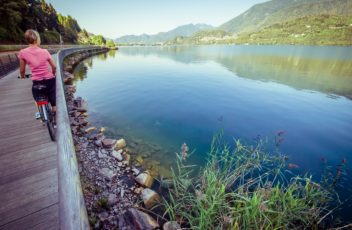 6_Frau auf Radweg des Valsugana mit Ausblick auf Lago di Caldonazzo (c) StoryTravelers (TVB Valsugana Lagorai)