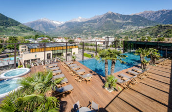 1Beste_Sicht_aus_dem_Infinity-Pool_des_Sky_Spa_auf_den_Thermenplatz_und_die_Therme_Meran_©_Hotel_Therme_Meran__Guenter_Standl