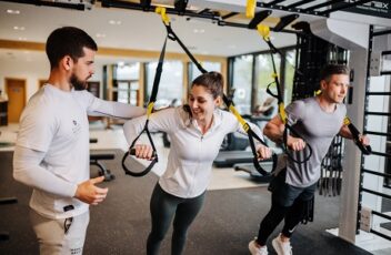 Persoenliche-Beratung-durch-Sportwissenschaftler-Yannic-Brueckner-c-Daniel-Waschnig-Das-Seepark-Woerthersee-Resort