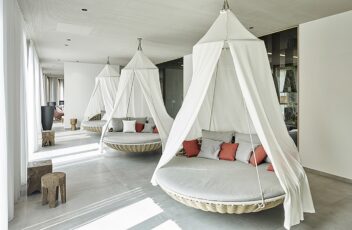 SHR_Krems_spa_hangingchairs