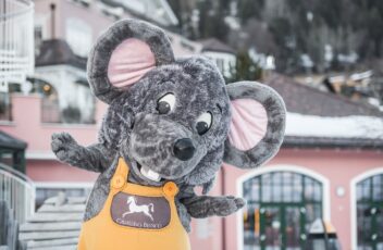 maskottchen_lino_im_winter_c_hannes_niederkofler_cavallino_bianco_family_spa_grand_hotel