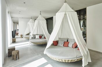 SHR_Krems_spa_hangingchairs (1)k